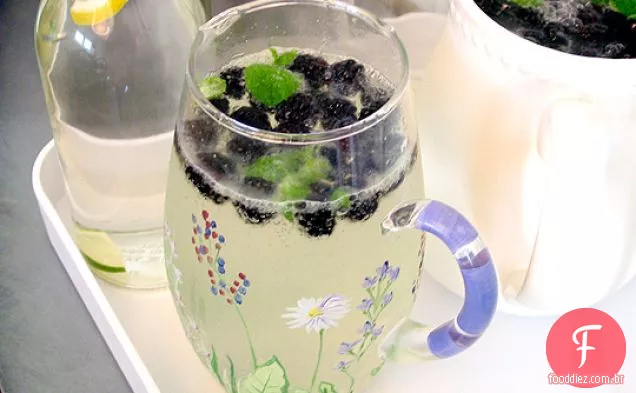 Blackberry Elderflower Spritzer Com Hortelã