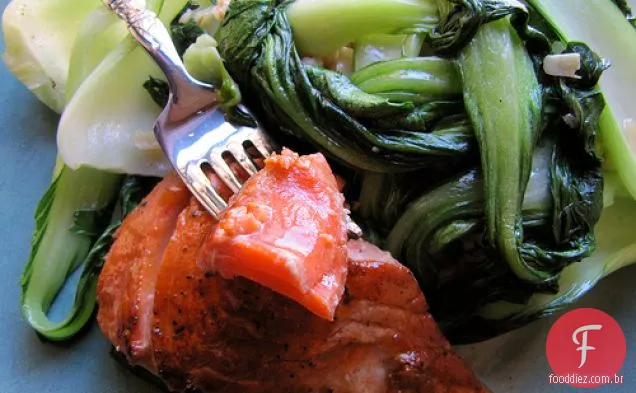 Salmão vitrificado com damasco com Bokchoy