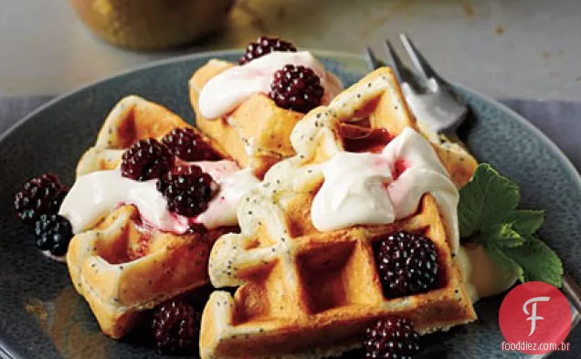 Waffles belgas de sementes de limão e papoula com xarope de amora-preta