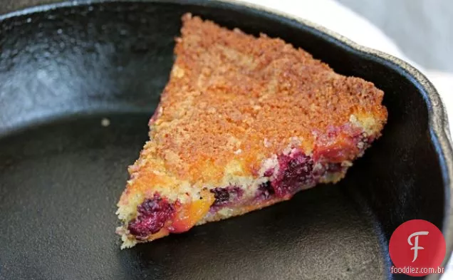 Bolo De Milho Frigideira Com Amoras E Nectarinas
