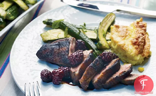 Peitos de Pato temperados grelhados com amoras