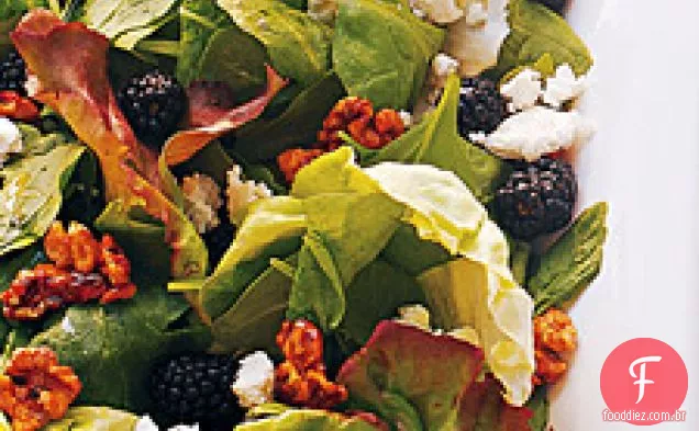 Salada De Verduras Misturadas Com Nozes Açucaradas, Amoras E Queijo Feta