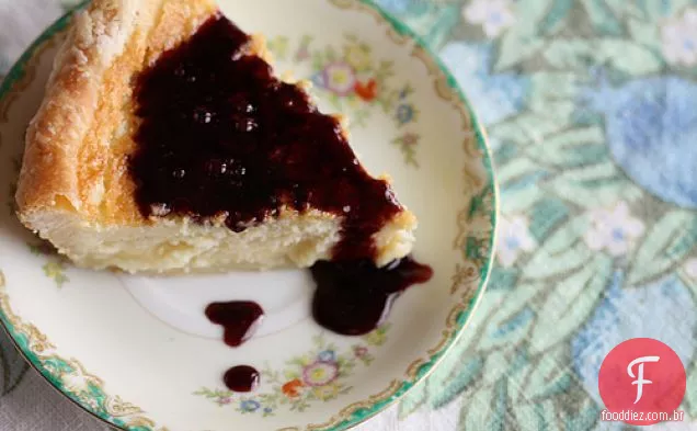Torta De Leitelho Com Molho De Amora Quente