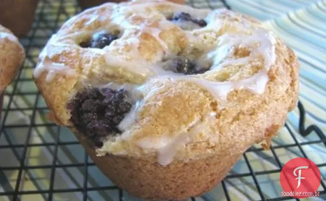 Muffins Do Queijo De Creme Da Amora-Preta Com A Garoa Doce Da Baga