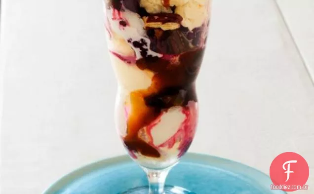 Esmagado-Blackberry Sundaes Com Molho De Caramelo
