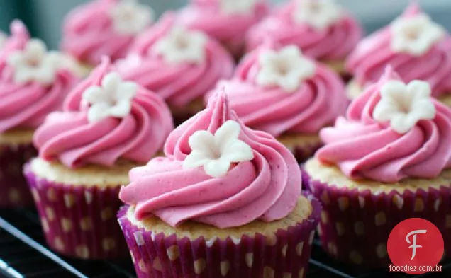 Cupcakes De Amêndoa De Baunilha Com Creme De Manteiga De Amora