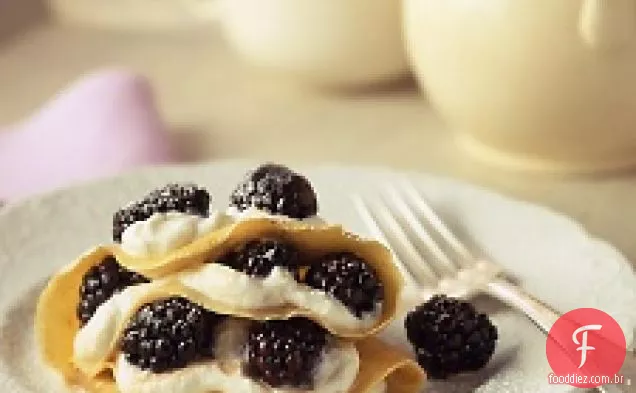 Crepes De Fubá Com Queijo Leitelho Fresco E Amoras