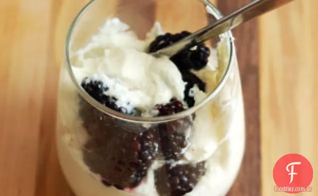 Mousse De Chocolate Branco Com Amoras Maceradas