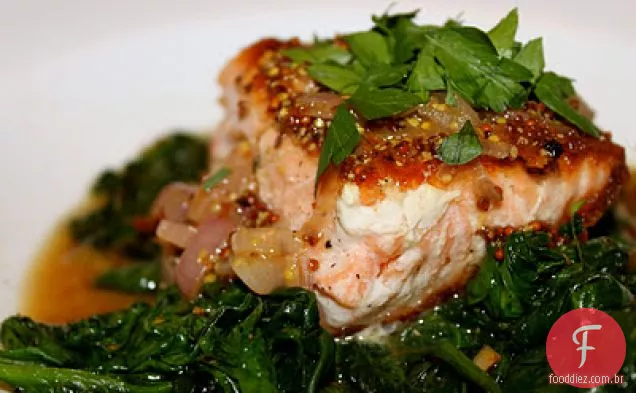 Salmão grelhado com molho de chalota de mostarda