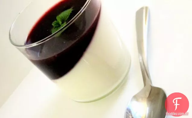 Iogurte De Baunilha Panna Cotta Com Amora-Preta Coulis