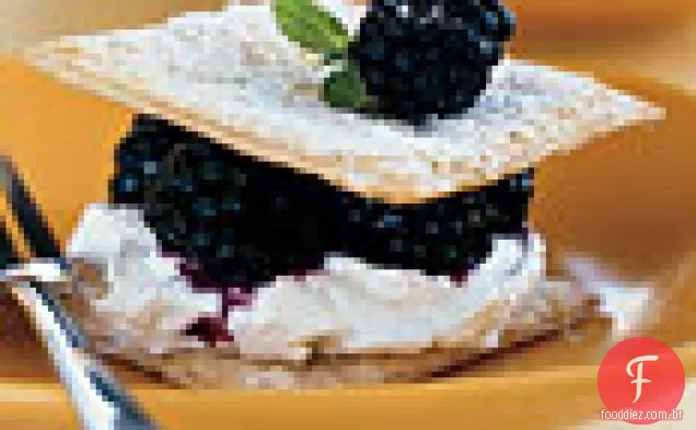 Napoleão de amora-preta fresca com Mousse de Cream Cheese