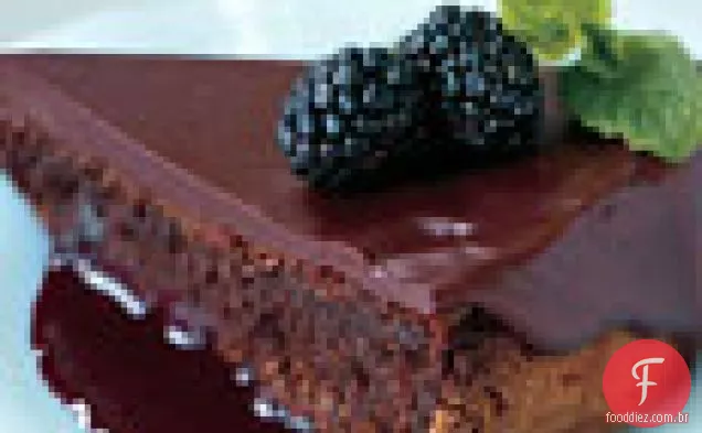 Chocolate escuro Torte com cravado Blackberry Coulis