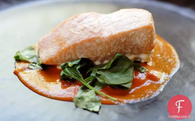 Salmão Assado Com Pimenta Vermelha Com Espinafre