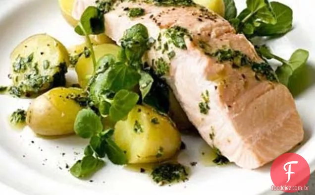 Salmão Escalfado Com Erva Verde E Molho De Mostarda