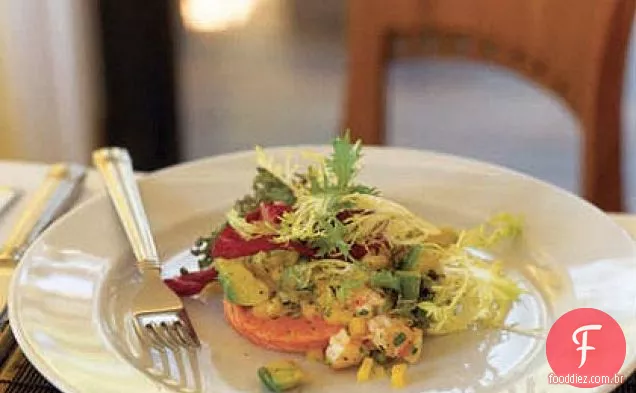 Salmão grelhado com abacate, camarão e salsa de Manga