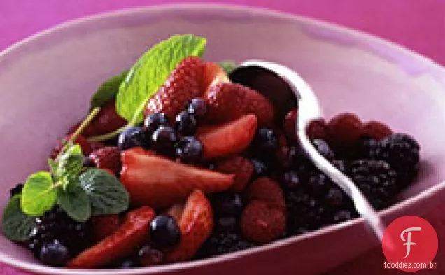 Salada de quatro bagas