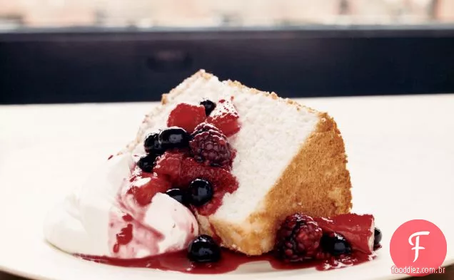 Bolo de comida de anjo com compota de três bagas