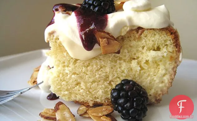 Bolo tres Leches com amoras e amêndoas envidraçadas de bordo