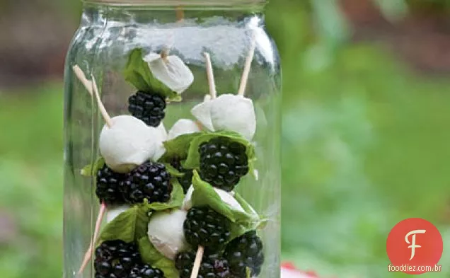 Espetos de frutas, queijo e ervas