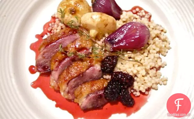 Pato crocante com amora-preta Gastrique, cebola pérola assada e Cous-Cous Israelense