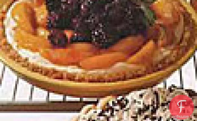 Torta de Cream Cheese coberta com pêssegos e amoras