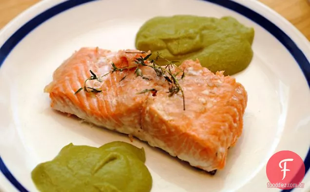 Salmão tomilho com alho-poró Coulis