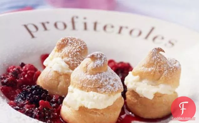 Profiteroles com Berry Coulis