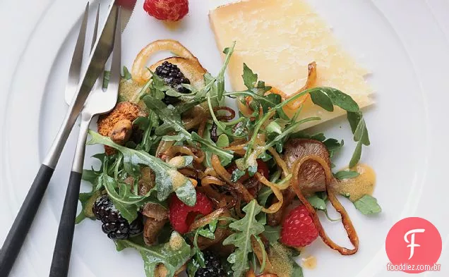 Salada quente de Chanterelle e baga com Cheddar