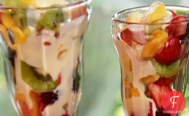 Salada de frutas frescas com creme cremoso
