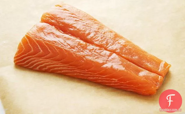 Salmão de pele crocante com verduras de gengibre