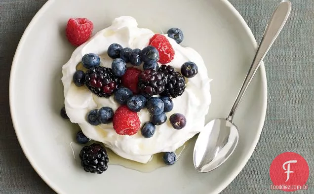 Berry-iogurte Pavlovas com camomila-xarope de lavanda