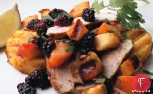 Frango grelhado e Polenta com nectarina-Blackberry Salsa