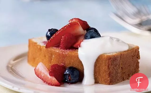 Bolo de Libra de limão com bagas misturadas