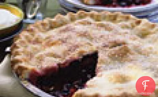 Torta de três bagas com creme de baunilha