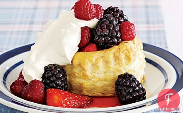 Copos de baga e creme