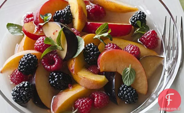 Salada De Frutas De Verão Perfumada Com Lavanda