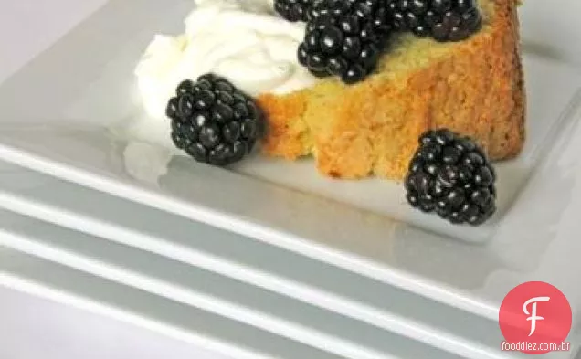 Bolo De Fubá Doce Com Bagas E Creme