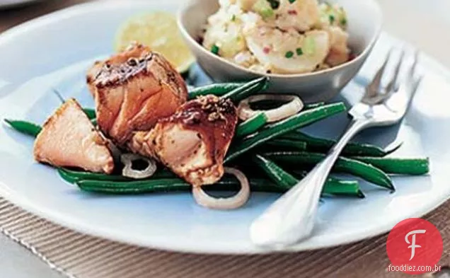 Salmão balsâmico e curado com soja com feijão verde