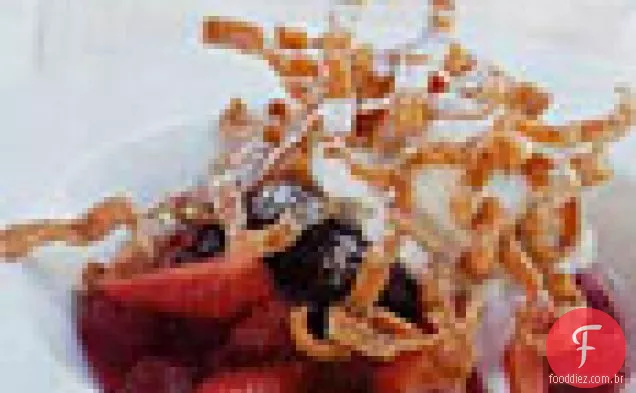 Compota de baga com tiras crocantes de Won Ton e sorvete de baunilha