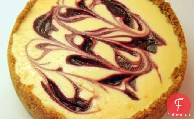 Cheesecake Branco Da Amora-Preta Do Chocolate Com Molho Da Amora-Preta