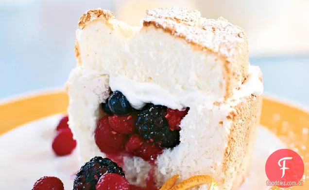 Bolo de comida de anjo recheado com chantilly e bagas
