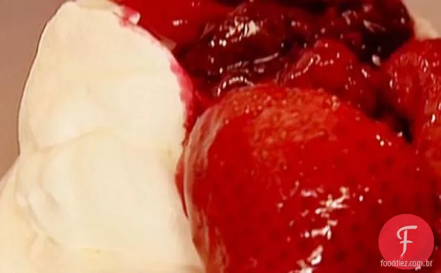 Merengues Chantilly com bagas assadas