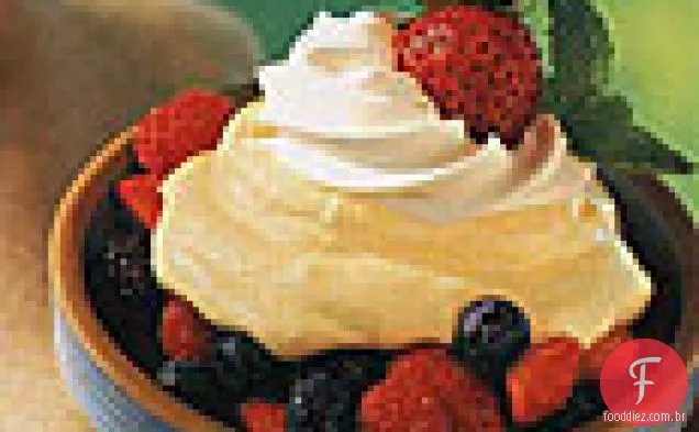 Mousse de limão com bagas frescas