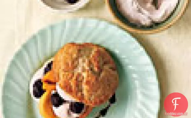 Shortcakes de pêssego e amora-preta com creme de amora-preta