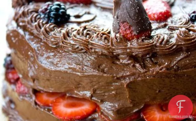 Bolo Coberto Chocolate Da Camada Da Morango