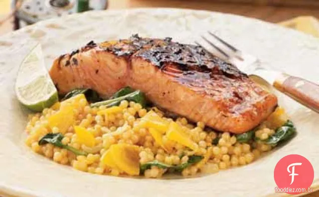 Ponzu salmão grelhado com cuscuz de beterraba dourada