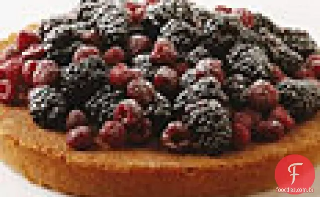 Bolo de amêndoa com bagas