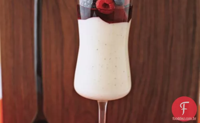 Pannacotta Com Bagas Frescas E Suco De Baga Vermelha