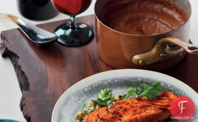 Chile-salmão vitrificado com mel com dois molhos