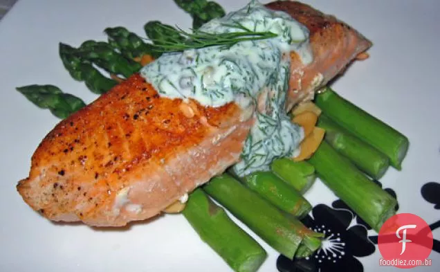 Salmão Grelhado Com Molho De Creme Azedo De Endro